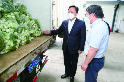 程向民檢查常態化核酸采樣點布局建設和物資保供工作時強調