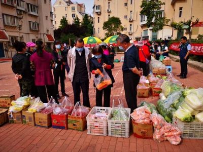 青島市南湛山社區:半小時售完3000斤 新鮮蔬果進社區助農惠企利民