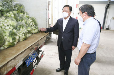 科學(xué)推進(jìn)核酸采樣點(diǎn)布局 全力保障居民生活物資供應(yīng)——程向民實(shí)地調(diào)研常態(tài)化防疫與物資保供工作